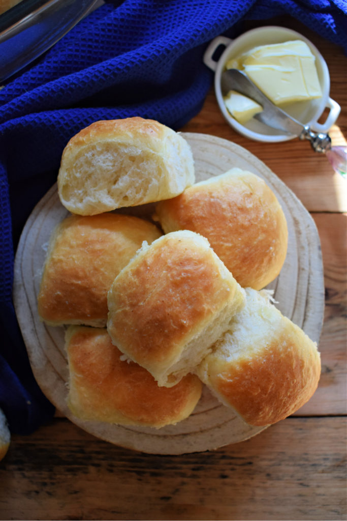 FLUFFY WHITE DINNER ROLLS