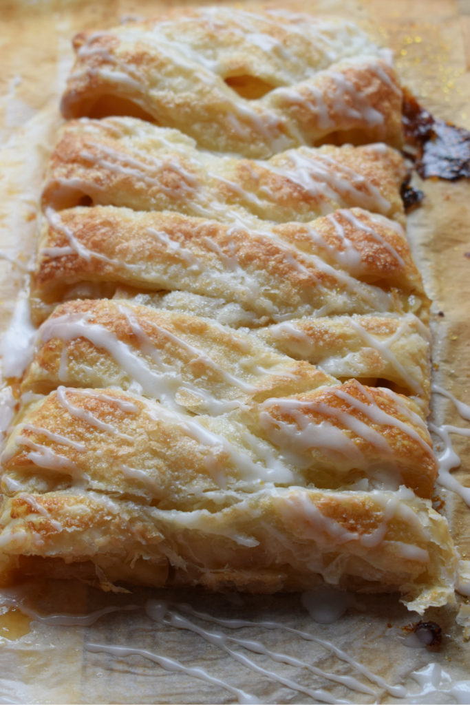 CLOSE UP OF TEH EASY APPLE DANISH