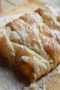 CLOSE UP OF AN APPLE DANISH