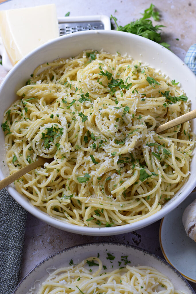 Garlic parmesan spaghetti in a bowl.