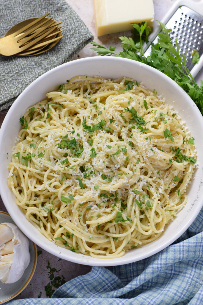 Garlic parmesan spaghetti in a bowl.