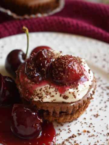 close up of the mini black forest cheesecake