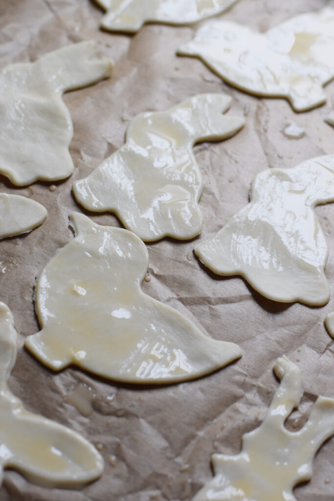 Ready to bake puff pastry shapes.