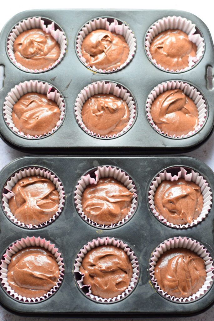 Ready to bake chocolate cupcakes.